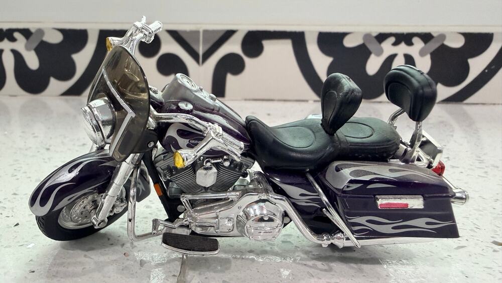 Maisto 1:18 2002 Harley Davidson FLHRSEI CVO Road King Purple Flames Diecast